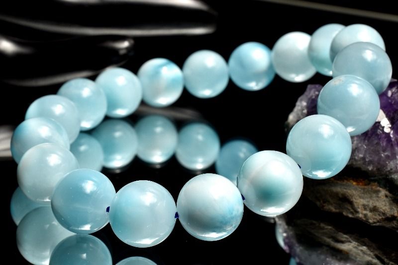 材質ラリマー 11.5mm 産地：ドミニカ共和国サイズ約11.5mm(±0.5mm)腕周り約16.5cm(伸縮性あり)重さ約40g特徴・意味澄んだ海を思わせるドミニカブルーが美しい、AAAグレードのラリマーです。 上質ならではのなめらかな色合いと、やさしく広がる模様が調和し、ラリマー特有の穏やかな表情をお楽しみいただけます。 装いにさりげない華やかさを添えながら、上品で洗練された印象を演出してくれるお品です。ラリマーは和名をソーダ珪灰石といい、名前の通り、珪灰石にソーダと水酸基が含有されたものです。ラリマーの語源は地質学者の娘の「ラリッサ」とスペイン語で「海」の意味を持つ「マール」を組み合わせたものが由来です。正式名称を「ブルー・ペクトライト」と言い、別名「曹灰針石」と呼ばれます。最も有名な名称がドミニカ共和国由来のラリマーという名前のため、正式名称はあまり知られていません。【癒やし】BL::1112-N.A010030k