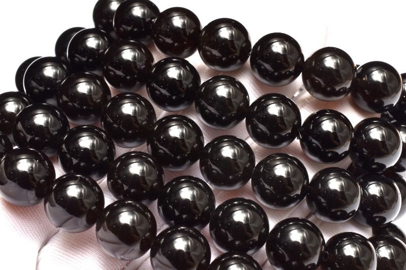 材質モリオン黒水晶 10mm 産地：ブラジルサイズ約10mm(±0.5mm)腕周り約15.5cm(伸縮性あり)重さ約27g特徴・意味漆黒の艶が美しいモリオン黒水晶です。厄除けのお守りとしても親しまれ、凛とした存在感が魅力です。モリオン（黒水晶）は元々イギリス、スコットランド地方のケアンゴーム山地から産出された褐色の水晶で、その中でも色の黒い光をほとんど通さない水晶につけられた名前です。あまりに流通量が少なかったこともあり、モリオンとしての鉱物的定義については今のところ曖昧であり、諸説色々と言った状況ですが、近年規模の大きい鉱脈が発見され、多少ですが流通が始まった為非常に高い人気を誇っています。モリオンは数ある石の中でも、おそらく最も強力な邪気払い、魔よけの石の一つと言えるでしょう。【厄除け】BL::0910-N.A0PP002k