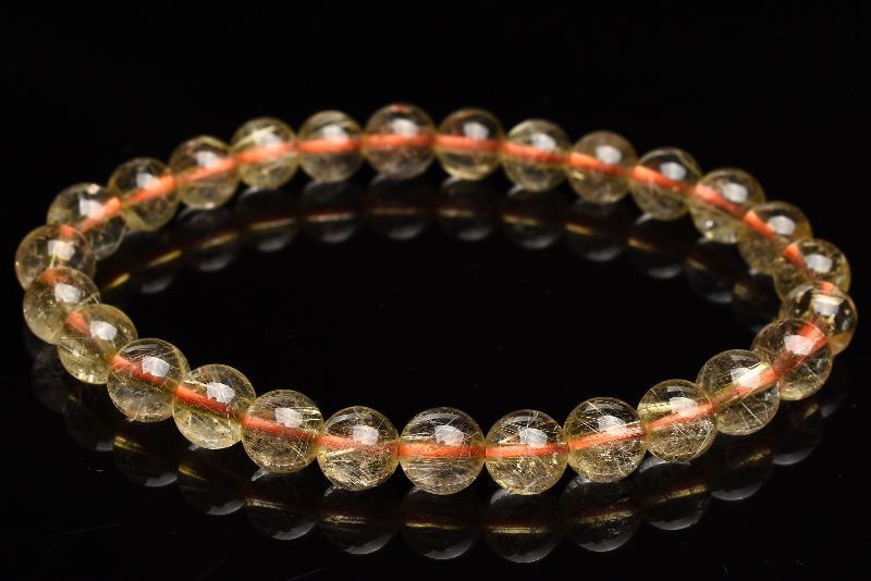 材質ゴールドルチルクォーツ 7mm 産地：ブラジルサイズ約7mm(±0.5mm)腕周り約16cm(伸縮性あり)重さ約14g特徴・意味AAAグレードならではの美しさを備えた、ゴールドルチルクォーツです。 高い透明度の水晶の中に、繊細な金針が軽やかに入り、上品で洗練された表情をお楽しみいただけます。 華やかさがありながらも繊細さを感じさせ、装身具やコレクションにも映える魅力的なアイテムです。ルチルは金紅石と呼ばれる二酸化チタン鉱物のひとつ。同質異像鉱物とされるアナテースやブルッカイトと、花崗岩ペグマタイトや火成岩、変成岩中に共産します。正方晶系に属する結晶が柱状になり、稀に双晶で見られることがあり、これがクォーツに含有されるとルチルクォーツになります。【恋愛運】【人間関係】【金運・仕事運】【安産・子宝】BL::0607-N.A004006k