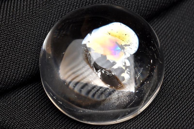 材質アイリスクォーツ 20.5mm 産地：ブラジルサイズ約20.5mm重さ約8g特徴・意味澄んだ透明感の中に美しい虹色がきらめく、アイリスクォーツならではの上品な魅力をお楽しみいただけます。アイリスクォーツは、別名レインボークォーツの名で呼ばれています。その名の通り、透明のクリスタル（水晶）の内部が虹色に輝く、たいへん美しい石です。この美しい虹色がなぜ内包されたかというと、地殻の変動や外からの力が水晶に加わることで亀裂が生じ、それが虹色の分散光を放つためとされています。アイリスクォーツは、この虹色の輝きや生成過程から、「傷つき、困難を乗り越えた先には輝く未来がある」とされ、希望の石といわれています。この石を身に付け、願いを強く持っていると、虹色の数（7つ）だけ願いが叶う幸せの石と言い伝えられています。【恋愛運】【人間関係】【癒やし】【厄除け】LS::1799-N.A002004k