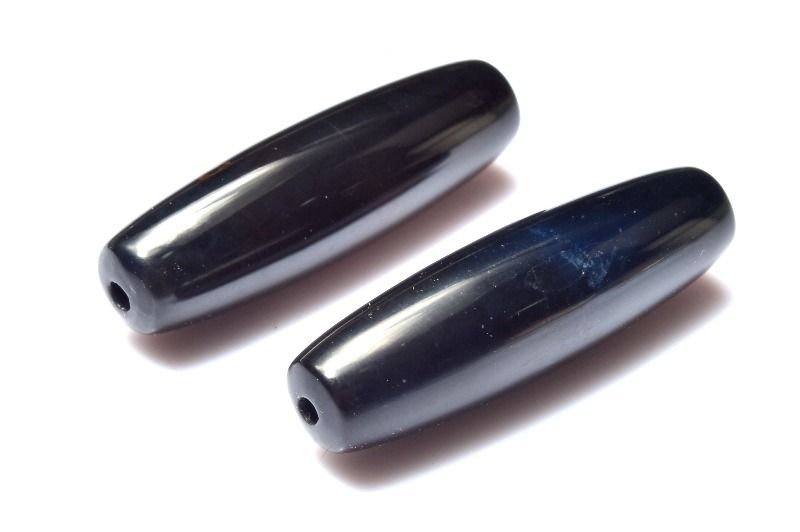 材質スギライト(杉石) 23-28x8mm 産地：南アフリカサイズ約23-28x8mm重さ約2.7-3.5g特徴・意味深みのある色彩の中に、希少なブルーカラーが印象的に映えるAAAグレードのスギライトです。 上質な艶と落ち着いた表情が魅力で、スギライトならではの個性を上品にお楽しみいただけます。 装いにさりげない存在感を添えたい方にもおすすめの、洗練された美しさを備えたお品です。スギライトは、和名を「杉石（すぎせき）」と言い、日本で発見されて、鉱物として認定された石です。ラリマーやチャロアイトと同様に「世界3大ヒーリングストーン」の1つとされています。「20世紀に発見された鉱物の中でもっとも癒しの力を持つ石」と言われています。スギライトは「癒し効果」がとても強力なストーンで、身体の各組織の活性化を促してくれます。また、心理面においても「高いリラックス効果」が期待できるストーンです。【癒やし】【厄除け】ID::0000-N.A0PP002k