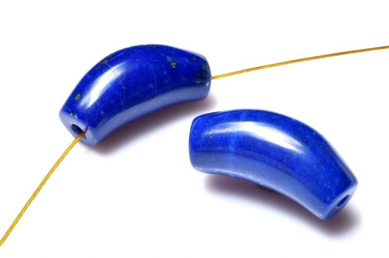 材質ラピスラズリ 17-17.5x8mm 産地：アフガニスタンサイズ約17-17.5x8mm重さ約2g特徴・意味深みのある群青が美しく映える、AAAグレードのラピスラズリです。 天然ならではの高発色が魅力で、石本来の存在感と気品をしっかりとお楽しみいただけます。 装いに上質な彩りを添えたい方にもおすすめの、洗練された印象のひと品です。ラピスラズリは単一の鉱物ではなく、一般には、『ラズライト』と『アウィン』と『ソーダライト』と『ノーゼライト』が集合した鉱物です。全体的に、均一な色彩のものは少なく、黄金色の"パイライト"白色の"カルサイト"や"長石"が小さな斑点としてみられます。ラピスラズリは現在知られているパワーストーンの中で水晶と並び最も古くかつ強力な霊石です。世界各地で「聖なる石」とされ、強力な邪気払いとして・神につながる石として、様々な儀式や呪術に用いられてきました。日本では「瑠璃」という名でお馴染みです。この青い石には、金色のつぶつぶが散りばめられています。これは黄鉄鉱の結晶であたかも夜空に散りばめられた星のようです。【恋愛運】【厄除け】ID::0000-DEC0000PPk