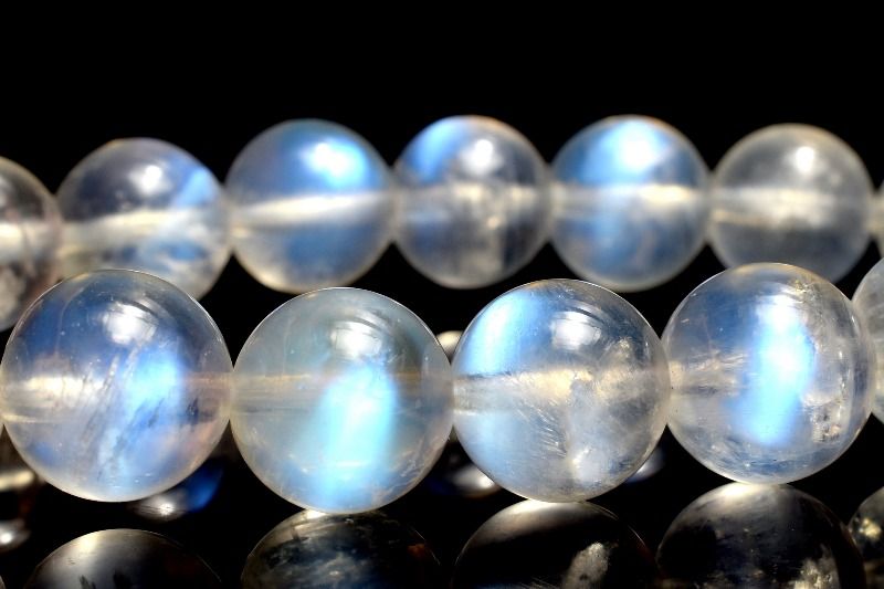 材質ブルームーンストーン 9.5mm 産地：スリランカサイズ約9.5mm(±0.5mm)腕周り約15.5cm(伸縮性あり)重さ約25g特徴・意味スリランカ産ブルームーンストーンならではの、澄んだ地色に浮かぶ美しいブルーシラーが印象的なお品です。やわらかなシラーが石の表情に上品な奥行きを添え、洗練された雰囲気をお楽しみいただけます。長石（フェルドスパー）グループの、カリウムを多量含有する正長石（オーソクレース）の一種です。パールと同じく6月の誕生石とされています。中でも、ほぼ透明の石にブルーのシラーがしっかり見られるものは「ロイヤルブルームーンストーン」という名前で親しまれています。なお、ブルームーンストーンは流通名となっており、正式な鉱物名はホワイトラブラドライトです。【恋愛運】【人間関係】【金運・仕事運】BL::0910-JUN008010k
