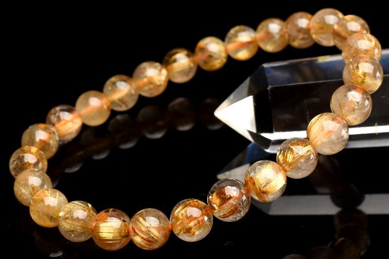 材質ゴールドタイチンルチルクォーツ 7mm 産地：ブラジルサイズ約7mm(±0.5mm)腕周り約15.5cm(伸縮性あり)重さ約14g特徴・意味美しい金針が放射状に煌めき美しいタイプです。随所に確認できる太針が一層ゴージャスに輝いています。タイチンルチルクォーツ（太金針水晶）は太い金針が入った針入り水晶です。金針ルチルの中でも特に強いパワーを持つ最強の水晶の一つであるといわれています。太い金針が入ることによって、より強力な金針ルチルの開運効果があるとされます。【恋愛運】【人間関係】【金運・仕事運】【安産・子宝】BL::0607-N.A004006k