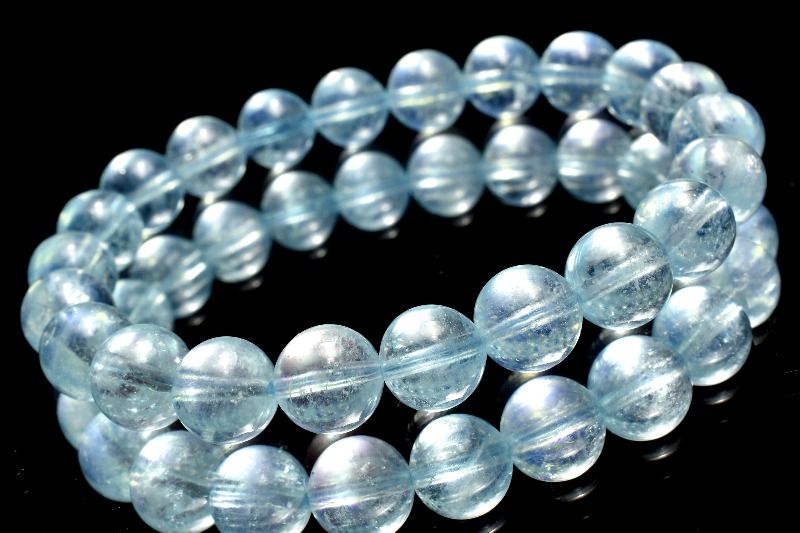 材質アクアマリン 8.5mm 産地：モザンビークサイズ約8.5mm(±0.5mm)腕周り約15.5cm(伸縮性あり)重さ約20g特徴・意味氷河ブルーと表現したくなる、澄んだ淡青色のアクアマリンです。透明感があり、光を通すことで涼しげな色味が綺麗に映ります。上品に使いやすく、軽やかなブルー系ブレスとしておすすめです。アクアマリンはベリル（緑柱石）という鉱物の一種で、和名を「藍玉（らんぎょく）」と言います。アクアマリンは、ベリルの中で青色の色合いを持つものを呼びます。透明感があり澄み渡る海のような水色が、多くの人を魅了する人気の石です。【恋愛運】【人間関係】BL::0809-MAR004006k