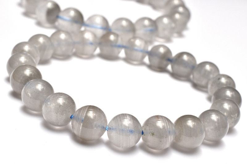 材質ブルーガーデンクォーツ 12.5mm 産地：ブラジルサイズ約12.5mm(±0.5mm)腕周り約17cm(伸縮性あり)重さ約46g特徴・意味希少なブルーカラーが美しく、千層模様が織りなす奥行きある表情を上品にお楽しみいただけるブルーガーデンクォーツです。浄化や癒しの石と言われる水晶の中でも、ガーデンクォーツは特にヒーリング効果が高いことで知られ、怒りや妬みなどのマイナス感情を和らげ、強い浄化作用があると言われています。 また正財運（ギャンブル性のない財運）を象徴する石で、同じく金運UPにオススメなルチルクォーツとの相性もいいです。中国で愛好されており、世界中にそのパワーが知られるようになりました。ガーデンクォーツは、水晶が形成される過程において、緑などの鉱物や泥岩、その他を巻き込み結晶した水晶です。その生成過程から出来上がった鉱石は、一つ一つ異なる模様（世界観）を持ち、水晶の中に自然の風景を収めたように見えるため、和名を「庭園水晶」または「苔入り水晶」と呼ぶこともあります。ガーデンクォーツといっても、多様な模様のため、種類は様々です。茶色の内包物、緑色の内包物、その両方を持つもの、ファントムと呼ばれる現象が見られるものもあります。【健康運】【癒やし】【金運・仕事運】BL::1213-N.A002004k