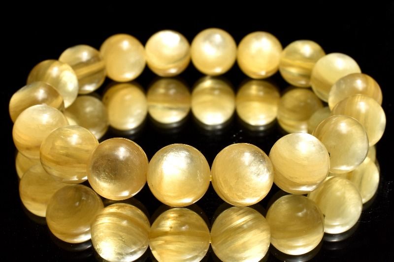 材質ゴールデンマイカ 12mm 産地：ブラジルサイズ約12mm(±0.5mm)腕周り約17.5cm(伸縮性あり)重さ約43g特徴・意味ゴールデンマイカならではのゴージャスな輝きが美しく映え、華やかで品のある存在感をお楽しみいただけます。キラキラとしたうろこ状の結晶が特徴である雲母。ゴールデンマイカ、和名は【雲母石】と言い、非常に希少価値が高く、市場に出回ることも少ない珍しい天然石です。雲母は結晶の軸に沿って一定の方向に割れやすい性質を持っています。マイカ長寿に効果があると信じられ、石薬として珍重されていたそうです。光の角度によって幻想的なツヤ・輝きを生み出して、何とも言えない美しさで見る人を魅了してくれます。は硬度が2.5〜4と柔らかい石のため、強い衝撃には注意が必要です。BL::1112-N.A004006k