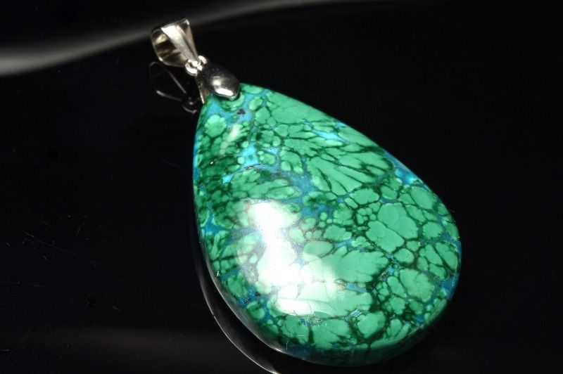 材質クリソコラインマラカイト 33x23mm 産地：アメリカサイズ約33x23mm重さ約11g特徴・意味深みのあるブルーグリーンが美しく響き合う、クリソコラインマラカイトです。 クリソコラとマラカイトが織りなす希少な共生ならではの表情を、AAAグレードらしい整った品質感とともにお楽しみいただけます。 高発色の鮮やかな色彩が印象的で、コレクションにはもちろん、アクセサリー素材としても上品な存在感を添えてくれます。クリソコラは、銅鉱床の酸化帯で、アジュライトやマラカイト、ヘマタイト等とともに産出します。クリソコラは和名を「珪孔雀石（けいくじゃくせき）」と言います。マラカイトの和名を「孔雀石」と言いますが、クリソコラの和名と似ている理由はマラカイトの組成に、珪素を加えたような組成となっているからです。ブルーが本体の多くを占め、グリーンやブラウンなどのカラーが混ざり合って、出来ているため、丸く加工されたクリソコラは、宇宙から見た地球のような外観となっています。【人間関係】【癒やし】PT::0000-N.A002004k