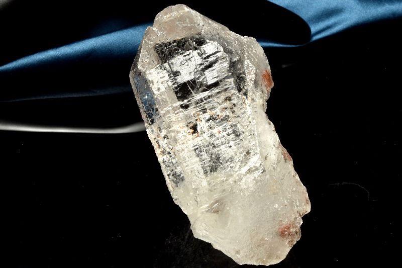 材質ヒマラヤ水晶 84x33x42mm 産地：ネパール・ガネーシュヒマールサイズ約84x33x42mm重さ約152g特徴・意味ガネーシュヒマールとは、ネパールの首都カトマンズから北方に位置し、ネパールとチベットの国境に広がる山岳地帯です。人の手がほとんど入らない高標高・過酷な環境下で産出されることから、流通量が少なく、ヒマラヤ水晶の中でも特に希少性が高いとされています。古代からヒンドゥー教の神「ガネーシャ」の住まう霊峰として崇められており、採掘は厳しく制限されています。ここで産出する水晶は、特別な霊力を持っているとされており、ガネーシャ神からのパワーが宿っているとされ、そのエネルギーは他の水晶と比較出来ないほどと言われています。ヒマラヤ水晶は、世界最高峰ヒマラヤ山脈の厳しい自然環境の中で育まれたとされる水晶で、透明感のある美しさと力強い存在感を併せ持つ天然石です。心身を浄化し、エネルギーのバランスを整えるといわれ、古くからお守りや瞑想の石として親しまれてきました。また、他の天然石のエネルギーを高めるサポート役としても知られ、ブレスレットやお守りとして身に着けることで、日常に穏やかな安心感と前向きな気持ちをもたらしてくれるとされています。US::0000-N.A010030k