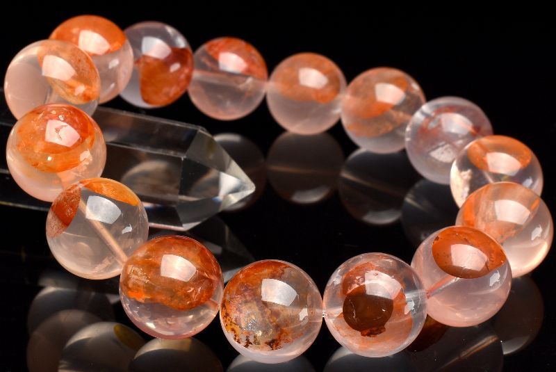 材質ライモナイトインクォーツ 14.5mm 産地：マダガスカルサイズ約14.5mm(±0.5mm)腕周り約17.5cm(伸縮性あり)重さ約67g特徴・意味深みある色彩が美しい高発色のライモナイトインクォーツ。大珠ならではの存在感をお楽しみいただけます。リモナイト（褐鉄鉱）とは、天然の錆（さび）です。水晶が成長した後に何らかの原因で生じたクラックにリモナイト（褐鉄鉱、limonite）が浸透してできたのがこのリモナイトインクォーツです。自然が生み出した錆は天然水晶に内包されて、こんなに美しく綺麗なものはまさに自然が創り出した秋の景色です。BL::1415-N.A002004k