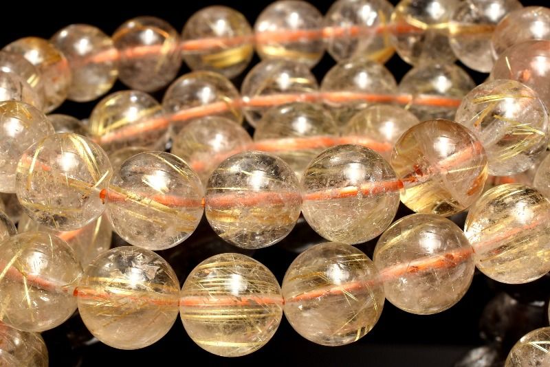 材質ゴールドルチルクォーツ 7.5mm 産地：ブラジルサイズ約7.5mm(±0.5mm)腕周り約15cm(伸縮性あり)重さ約15g特徴・意味やわらかなミルキー感を帯びた水晶に、真っ直ぐ伸びる金針が美しいゴールドルチルクォーツです。ルチルは金紅石と呼ばれる二酸化チタン鉱物のひとつ。同質異像鉱物とされるアナテースやブルッカイトと、花崗岩ペグマタイトや火成岩、変成岩中に共産します。正方晶系に属する結晶が柱状になり、稀に双晶で見られることがあり、これがクォーツに含有されるとルチルクォーツになります。【恋愛運】【人間関係】【金運・仕事運】【安産・子宝】BL::0708-N.A0PP002k