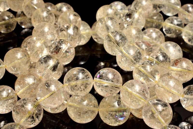 材質レインボークォーツ 11mm 産地：ブラジルサイズ約11mm(±0.5mm)腕周り約16cm(伸縮性あり)重さ約35g特徴・意味ライモナイトを内包したレインボークォーツが、やわらかな虹の輝きと趣深い表情を上品に引き立てます。アイリスクォーツは、別名レインボークォーツの名で呼ばれています。その名の通り、透明のクリスタル（水晶）の内部が虹色に輝く、たいへん美しい石です。この美しい虹色がなぜ内包されたかというと、地殻の変動や外からの力が水晶に加わることで亀裂が生じ、それが虹色の分散光を放つためとされています。アイリスクォーツは、この虹色の輝きや生成過程から、「傷つき、困難を乗り越えた先には輝く未来がある」とされ、希望の石といわれています。この石を身に付け、願いを強く持っていると、虹色の数（7つ）だけ願いが叶う幸せの石と言い伝えられています。BL::1011-N.A0PP002k