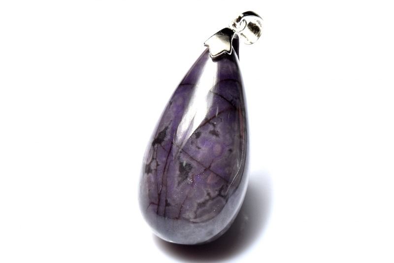 材質スギライト(杉石) 29x14mm 産地：南アフリカサイズ約29x14mm重さ約6.3g特徴・意味深みのある高発色パープルが印象的な、AAAAAグレードのスギライトです。 上質な色合いと艶やかな表情が美しく、石そのものの存在感を品よく引き立てます。 スギライトならではの個性的な魅力を備え、コレクションとしても装いのアクセントとしても映えるペンダントトップです。 希少石ならではの特別感をお楽しみいただける、洗練された魅力あふれるアイテムです。スギライトは、和名を「杉石（すぎせき）」と言い、日本で発見されて、鉱物として認定された石です。ラリマーやチャロアイトと同様に「世界3大ヒーリングストーン」の1つとされています。「20世紀に発見された鉱物の中でもっとも癒しの力を持つ石」と言われています。スギライトは「癒し効果」がとても強力なストーンで、身体の各組織の活性化を促してくれます。また、心理面においても「高いリラックス効果」が期待できるストーンです。【癒やし】【厄除け】PT::0000-N.A008010k