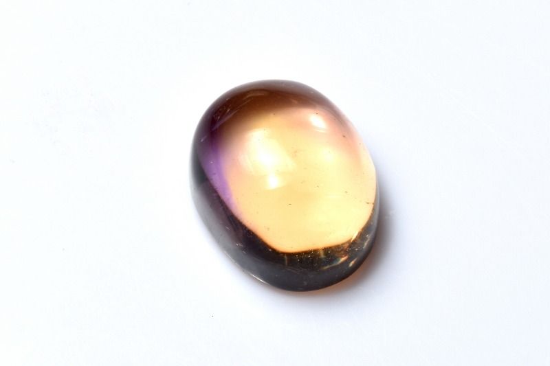材質アメトリン 15x12mm 産地：ブラジルサイズ約15x12mm重さ約2.5g特徴・意味紫水晶の気品と黄水晶の華やぎをあわせ持つアメトリン。 こちらはSA級ならではの美しさが際立ち、透明感のある中にくっきりとしたバイカラーが印象的です。 色の境目がはっきりと感じられる表情は、アメトリンならではの希少な魅力をいっそう引き立てます。 上質感と個性を兼ね備えた、コレクションにも装いのアクセントにも映えるアイテムです。アメトリンとは、和名を紫黄水晶（しおうすいしょう）といいます。その名のとおり、アメジストとシトリンが混ざった天然石です。天然もののアメトリンは、産出が少なく唯一、ボリビアのアナイ鉱山のアメトリンのみが、世界でひとつだけの本物とも言われています。もともとシトリン自体が、アメジストが天然の熱により色彩変化したものであり、シトリンも最初の段階では皆、アメジストだったのです。アメトリンとは、アメジストがシトリンに変化していく段階の途上にある石なのです。アメジストとシトリンそれぞれの石言葉を有し効果もふたつの天然石のものが得られます。また、アメトリン独自の効果も重なり二度ならず三度も美味しい石と言えます。しかしその歴史は意外にも浅く、1970年代から流通し始め、1990年頃に正式に確認されるという極めて新しい石だったのです。1970年に発見されたとは言え1990年代に至るまでは、合成された石との認識があった為、アメトリンは色の区切りの良いところでカットされて、アメジストとシトリン別々の石として流通されていたのだとか。過去も現在もボリビアのジャングルの鬱蒼とした場所にあるアナイ鉱山でしか、産出されないので希少な石です。【恋愛運】【人間関係】【金運・仕事運】LS::0000-N.A002004k