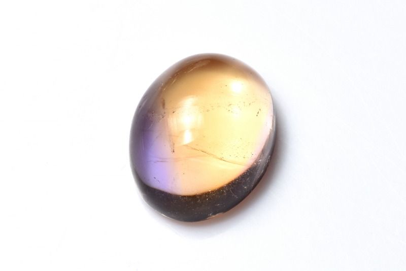材質アメトリン 16x13mm 産地：ブラジルサイズ約16x13mm重さ約2.4g特徴・意味紫水晶の気品と黄水晶の華やぎをあわせ持つアメトリン。 こちらはSA級ならではの美しさが際立ち、透明感のある中にくっきりとしたバイカラーが印象的です。 色の境目がはっきりと感じられる表情は、アメトリンならではの希少な魅力をいっそう引き立てます。 上質感と個性を兼ね備えた、コレクションにも装いのアクセントにも映えるアイテムです。アメトリンとは、和名を紫黄水晶（しおうすいしょう）といいます。その名のとおり、アメジストとシトリンが混ざった天然石です。天然もののアメトリンは、産出が少なく唯一、ボリビアのアナイ鉱山のアメトリンのみが、世界でひとつだけの本物とも言われています。もともとシトリン自体が、アメジストが天然の熱により色彩変化したものであり、シトリンも最初の段階では皆、アメジストだったのです。アメトリンとは、アメジストがシトリンに変化していく段階の途上にある石なのです。アメジストとシトリンそれぞれの石言葉を有し効果もふたつの天然石のものが得られます。また、アメトリン独自の効果も重なり二度ならず三度も美味しい石と言えます。しかしその歴史は意外にも浅く、1970年代から流通し始め、1990年頃に正式に確認されるという極めて新しい石だったのです。1970年に発見されたとは言え1990年代に至るまでは、合成された石との認識があった為、アメトリンは色の区切りの良いところでカットされて、アメジストとシトリン別々の石として流通されていたのだとか。過去も現在もボリビアのジャングルの鬱蒼とした場所にあるアナイ鉱山でしか、産出されないので希少な石です。【恋愛運】【人間関係】【金運・仕事運】LS::0000-N.A002004k