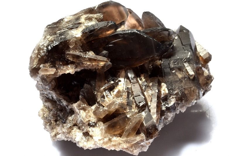 材質モリオン黒水晶 81x80x60mm 産地：ブラジルサイズ約81x80x60mm重さ約282g特徴・意味今回のロットは少し色が薄くてスモーキーシトリン寄りです。モリオン（黒水晶）は元々イギリス、スコットランド地方のケアンゴーム山地から産出された褐色の水晶で、その中でも色の黒い光をほとんど通さない水晶につけられた名前です。あまりに流通量が少なかったこともあり、モリオンとしての鉱物的定義については今のところ曖昧であり、諸説色々と言った状況ですが、近年規模の大きい鉱脈が発見され、多少ですが流通が始まった為非常に高い人気を誇っています。モリオンは数ある石の中でも、おそらく最も強力な邪気払い、魔よけの石の一つと言えるでしょう。【厄除け】SP::0000-N.A006008k