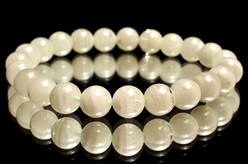 材質ホワイトファントムクォーツ 8mm 産地：ブラジルサイズ約8mm(±0.5mm)腕周り約15.5cm(伸縮性あり)重さ約18g特徴・意味白の幻影が幾重にも重なるホワイトファントムクォーツ、千層の地層模様が静かな奥行きと趣を感じさせます。ファントムクォーツ（和名：幻影水晶・山入水晶）は、透明な水晶の中に、幾重にも重なった幻影のような模様（ファントム）がみられる石です。「幽霊水晶（ゴーストクリスタル）」ともよばれます。水晶の結晶が生成される過程で何らかの理由で成長が止まり、再び成長を開始すると、その境目に気泡やほかの物質が閉じ込められることがあります。山型のファントムとなるのは、水晶の結晶の尖った形が跡として残ったからです。成長と停滞が繰り返されることで、こうした成長痕がいくつも重なり、独特の模様が出来上がります。内包物などの違いによって様々な種類に分かれます。【健康運】【癒やし】【金運・仕事運】BL::0708-N.A002004k