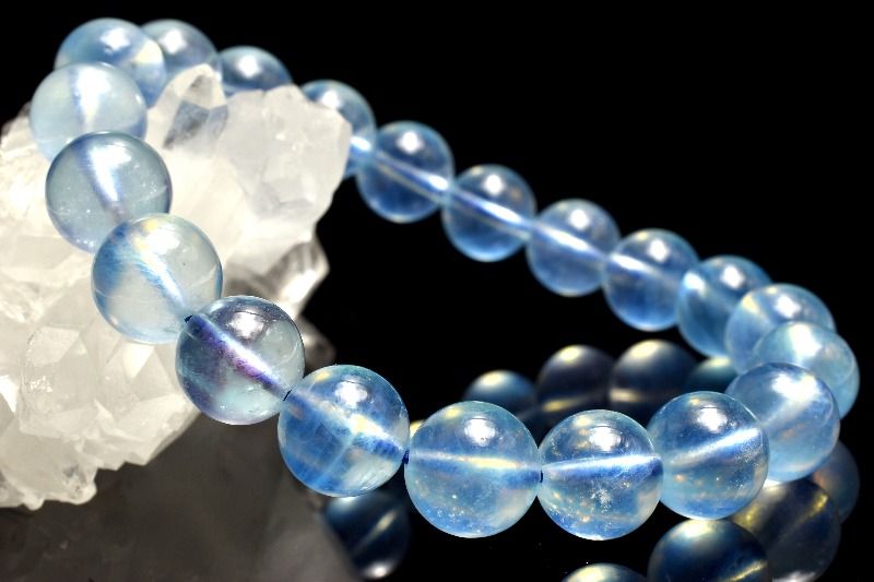 材質アクアマリン 9.5mm 産地：ブラジルサイズ約9.5mm(±0.5mm)腕周り約15cm(伸縮性あり)重さ約25g特徴・意味みずみずしいアクアマリンに、とろみのあるシラーがやわらかく浮かぶ、夏の装いに涼感を添える上品なひと品です。アクアマリンはベリル（緑柱石）という鉱物の一種で、和名を「藍玉（らんぎょく）」と言います。アクアマリンは、ベリルの中で青色の色合いを持つものを呼びます。透明感があり澄み渡る海のような水色が、多くの人を魅了する人気の石です。【恋愛運】【人間関係】BL::0910-MAR004006k