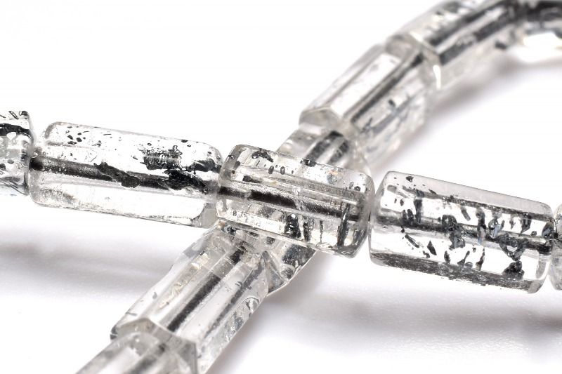 材質スティブナイトインクォーツ 7.5-9x4.5mm 産地：ルーマニアサイズ約7.5-9x4.5mm(±0.5mm)腕周り約15.5cm(伸縮性あり)重さ約6.2g特徴・意味AAAグレードのスティブナイトインクォーツを、繊細なチューブカットで仕立てた小粒ブレスレットです。透明感のあるクォーツの中に、スティブナイトならではの銀色の輝きが静かに映え、希少石ならではの特別感を上品に楽しめます。さりげなくも印象に残る、洗練された一本です。水晶に銀色のスティブナイトが入っています。ギリシャ語でアンチモンの接頭語stibiが語源で、解毒の効果があるとされ古くから珍重されていたといわれています。特徴和名は「輝安鉱」といい、硬度は2と非常にやわらかく、ロウソクの炎などで簡単に解けてしまいます。刀のような結晶が非常に美しく、コレクターの間では非常に人気の高い鉱物です。非常に貴重で、コレクトストーンとしても非常に人気の高い商品です。BL::0000-N.A006008k