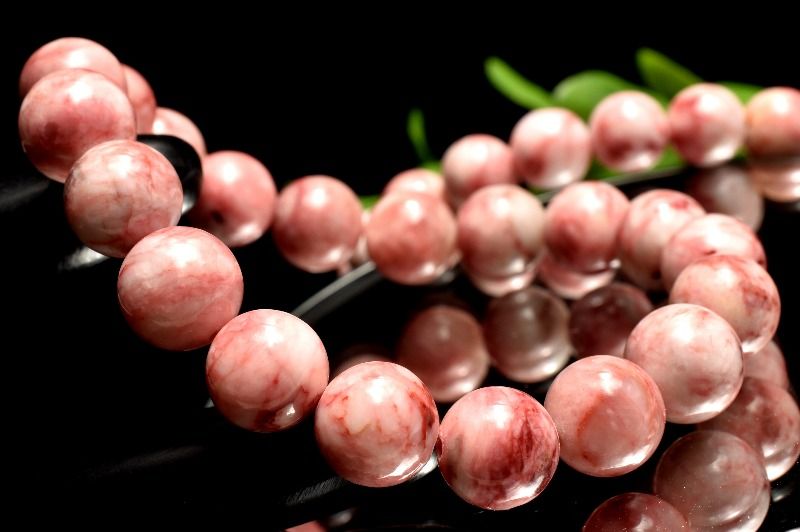 材質辰砂シナバー 11mm 産地：中国サイズ約11mm(±0.5mm)腕周り約16cm(伸縮性あり)重さ約35g特徴・意味辰砂シナバーならではの深みある色合いに、やわらかなピンクのマーブル模様が映える、上品で印象的な佇まいです。辰砂（しんしゃ）は赤色顔料や水銀（Hg）の鉱石に利用されている硫化鉱物です。不透明な赤褐色の塊状、あるいは、透明感のある深紅色の菱面体結晶で産出します。中国の辰州（現在の湖南省辺り）で産出したことから、辰砂と呼ばれるようになりました。その色彩から朱砂とも呼ばれています。中国では不老不死の妙薬であると信じられていました。他にも「賢者の石」という異名を持っており、錬金術と深い関わりのある鉱物であったとされています。「ハリー・ポッターと賢者の石」に登場する賢者の石の正体はシナバーであるといわれており、英名はサンスクリット語の「赤い樹脂」を意味する言葉に由来すると考えられています。BL::1011-N.A0PP002k
