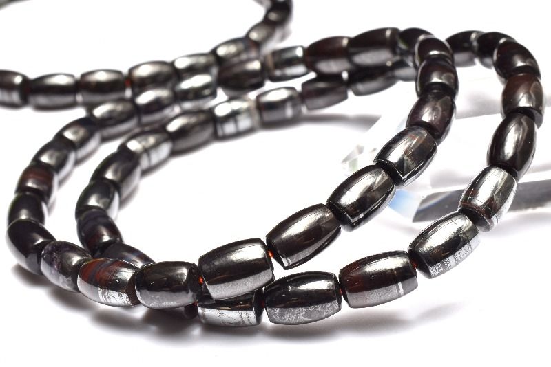 材質ブラックアイアンスギライト 7-8.5x5.5mm 産地：南アフリカサイズ約7-8.5x5.5mm(±0.5mm)腕周り約16cm(伸縮性あり)重さ約14g特徴・意味深みあるブラックアイアンスギライトにヘマタイトが共生し、重厚な輝きと個性的な表情を上品にお楽しみいただけます。スギライトは、和名を「杉石（すぎせき）」と言い、日本で発見されて、鉱物として認定された石です。ラリマーやチャロアイトと同様に「世界3大ヒーリングストーン」の1つとされています。「20世紀に発見された鉱物の中でもっとも癒しの力を持つ石」と言われています。スギライトは「癒し効果」がとても強力なストーンで、身体の各組織の活性化を促してくれます。また、心理面においても「高いリラックス効果」が期待できるストーンです。【癒やし】【厄除け】BL::0000-N.A0PP002k