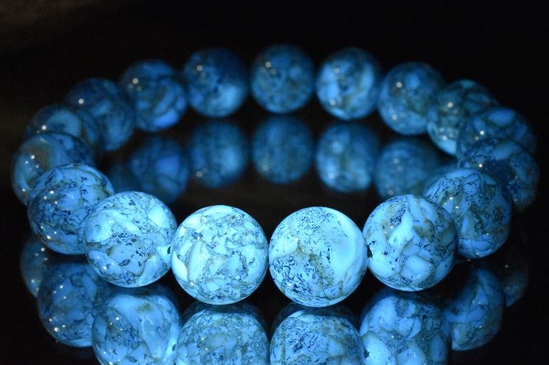 材質アンバー琥珀(薬珀) 12.5mm 産地：ロシアサイズ約12.5mm(±0.5mm)腕周り約17cm(伸縮性あり)重さ約20g特徴・意味まさに大昔に閉じ込められた、地球の記憶そのもの！何万年前の植物が内包された神秘のアンバーを入荷いたしました。紫外線を当てると透明感のあるブルーに輝き神秘さを感じます。アンバー自体はクリアで落ち着いたカラーが肌なじみも良く大変オススメのアイテムです。※画像1枚目はブラックライトを当てて撮影しています。古代から女性たちは身を飾るだけでなく、愛を叶える宝石として琥珀を愛して来ました。また、琥珀は悪寒や胃の痛みを取り除き、肝臓、腎臓を活発にする効果があるとされています。何百年もの時を経てできた樹脂の化石。ヒーリングに適した石でストレスを和らげ肉体的にも精神的にもバランスを保てると言われています。旧石器時代より豊かさの象徴として幸福と繁栄、強力な魔よけとして親しまれ、尊ばれてきた大変ロマンを感じる石です。木の樹液が固まり、化石化したもので石ではありません。【健康運】【金運・仕事運】BL::1213-N.A004006k