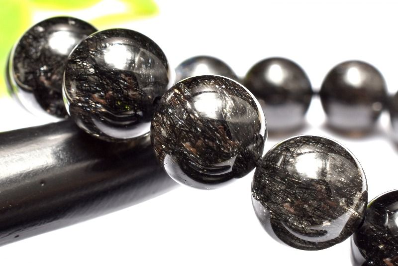 材質ブラックトルマリンインクォーツ 12-12.5mm 産地：ブラジルサイズ約12-12.5mm(±0.5mm)腕周り約17cm(伸縮性あり)重さ約45g特徴・意味水晶の透明感に、くっきりとした黒針が映えるブラックトルマリンインクォーツ、凛とした印象を添える上品な佇まいです。「水晶（クォーツ）」の中に「トルマリン」を内包した石です。ルチルクォーツに非常に似ていて、高品質なものほど、透明感が高くなっています。内包する黒い太い針のようなものはトルマリンで、ブラックルチルクォーツとは少し異なります。ブラックルチルクォーツが内包しているものは「黒いルチル」で、他のルチルクォーツ同様細い針のようなものが内包されています。ただし、トルマリンインクォーツの高品質なものは、ブラックルチルクォーツ同様、水晶内の透明度が高く、細く大量の黒い針が見られるため、見分けることが困難となっています。【健康運】【厄除け】BL::0000-N.A006008k