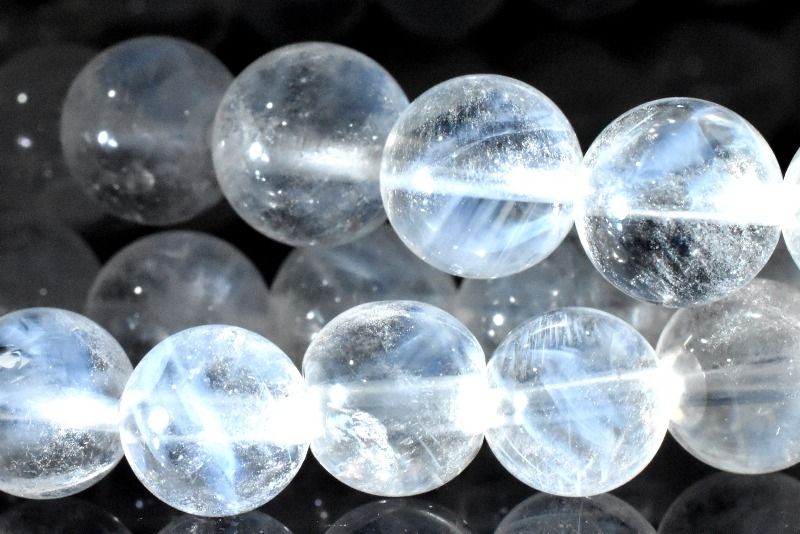材質エンジェルラダークォーツ 6mm 産地：マダガスカルサイズ約6mm(±0.5mm)重さ約30g特徴・意味希少なマダガスカル産エンジェルラダークォーツ、幻想的な光の筋が静かな気品を添える美しいアイテムです。エンジェルラダークォーツとは水晶の一種で、光を当てると中に青白く模様が浮かび上がる水晶です。エンジェルラダークォーツは直訳すると『天使のはしご』です。雲から光が差し込む様子そのものを表す場合もあります。その様子は確かに天使が舞い降りるように神秘的で美しい光景です。エンジェルラダークォーツはそんな天使の梯子がクォーツの中に含まれた非常に希少で人気の天然石です。大量の水晶の中の数％しか採れない超希少な水晶です。BL::0506-N.A0PP002k