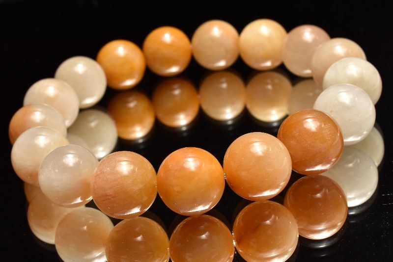 材質MIXラビットヘアルチルクォーツ 12.5mm 産地：ブラジルサイズ約12.5mm(±0.5mm)腕周り約17.5cm(伸縮性あり)重さ約48g特徴・意味多彩な色合いのラビットヘアルチルが織りなす、華やかで奥行きのある表情が魅力のクォーツです。ルチルクォーツは、和名で『金紅石入り水晶』と呼ばれます。ラテン語で『黄金色に輝く』という意味の言葉が語源です。ルチル（金紅石）は、その強い輝きで古くより人々に愛されてきたと伝えられています。そのルチルがクォーツに含まれたものを『ルチルクォーツ』、または『ルチルレイテッドクォーツ』と呼んでいます。ルチルがクォーツのパワーをいっそう高めるため、通常のクォーツよりも強力なエネルギーをもつといわれています。内部に『金色の線』が入っていることから『金銭』を呼び込むパワーストーンとされ、特に、黄金色に美しく輝くものは金運のお守りとして古くから珍重されてきました。【恋愛運】【人間関係】【金運・仕事運】【安産・子宝】BL::1213-N.A004006k
