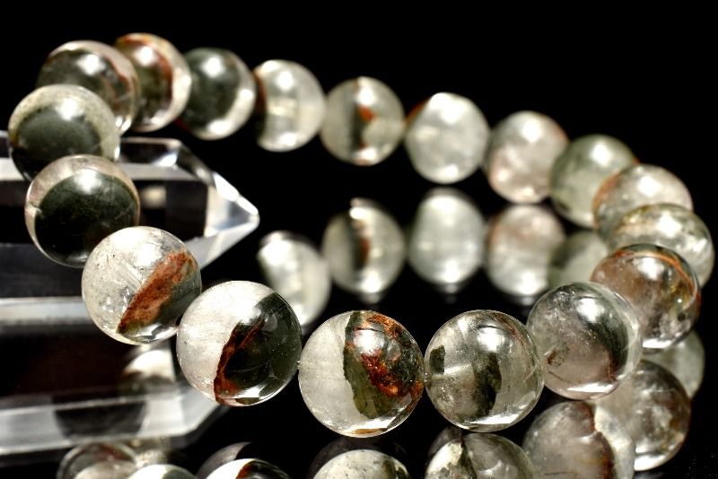 材質ガーデンクォーツ 11.5mm 産地：ブラジルサイズ約11.5mm(±0.5mm)腕周り約17cm(伸縮性あり)重さ約39g特徴・意味透明感あるガーデンクォーツに、グリーンの景色が半々に広がる、個性と調和を感じる上品なひと品です。浄化や癒しの石と言われる水晶の中でも、ガーデンクォーツは特にヒーリング効果が高いことで知られ、怒りや妬みなどのマイナス感情を和らげ、強い浄化作用があると言われています。 また正財運（ギャンブル性のない財運）を象徴する石で、同じく金運UPにオススメなルチルクォーツとの相性もいいです。中国で愛好されており、世界中にそのパワーが知られるようになりました。ガーデンクォーツは、水晶が形成される過程において、緑などの鉱物や泥岩、その他を巻き込み結晶した水晶です。その生成過程から出来上がった鉱石は、一つ一つ異なる模様（世界観）を持ち、水晶の中に自然の風景を収めたように見えるため、和名を「庭園水晶」または「苔入り水晶」と呼ぶこともあります。ガーデンクォーツといっても、多様な模様のため、種類は様々です。茶色の内包物、緑色の内包物、その両方を持つもの、ファントムと呼ばれる現象が見られるものもあります。【健康運】【癒やし】【金運・仕事運】BL::1112-N.A002004k