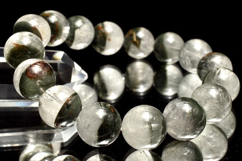 材質ガーデンクォーツ 13.5mm 産地：ブラジルサイズ約13.5mm(±0.5mm)腕周り約17cm(伸縮性あり)重さ約56g特徴・意味透明感あるガーデンクォーツに、グリーンの景色が半々に広がる、個性と調和を感じる上品なひと品です。浄化や癒しの石と言われる水晶の中でも、ガーデンクォーツは特にヒーリング効果が高いことで知られ、怒りや妬みなどのマイナス感情を和らげ、強い浄化作用があると言われています。 また正財運（ギャンブル性のない財運）を象徴する石で、同じく金運UPにオススメなルチルクォーツとの相性もいいです。中国で愛好されており、世界中にそのパワーが知られるようになりました。ガーデンクォーツは、水晶が形成される過程において、緑などの鉱物や泥岩、その他を巻き込み結晶した水晶です。その生成過程から出来上がった鉱石は、一つ一つ異なる模様（世界観）を持ち、水晶の中に自然の風景を収めたように見えるため、和名を「庭園水晶」または「苔入り水晶」と呼ぶこともあります。ガーデンクォーツといっても、多様な模様のため、種類は様々です。茶色の内包物、緑色の内包物、その両方を持つもの、ファントムと呼ばれる現象が見られるものもあります。【健康運】【癒やし】【金運・仕事運】BL::1314-N.A004006k