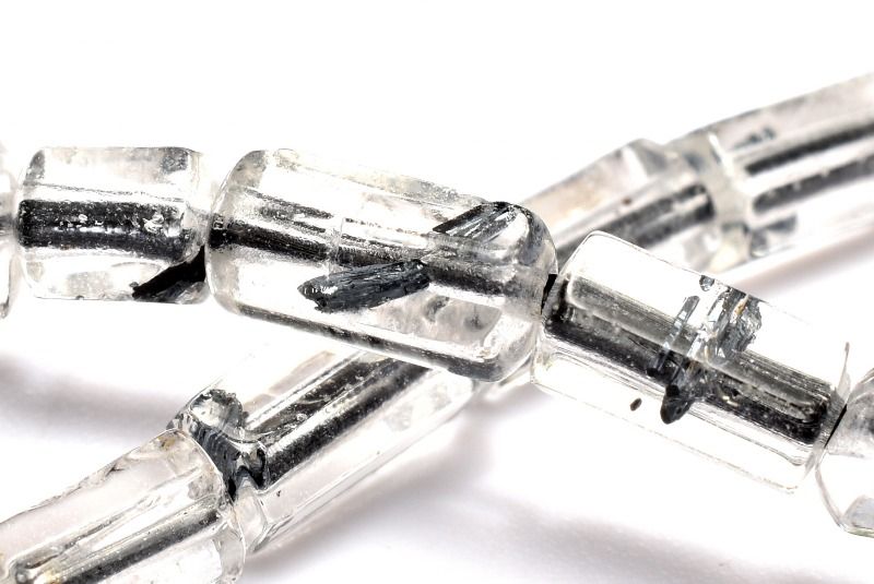 材質スティブナイトインクォーツ 5-10x4mm 産地：ルーマニアサイズ約5-10x4mm(±0.5mm)腕周り約15.5cm(伸縮性あり)重さ約6.2g特徴・意味AAAAグレードのスティブナイトインクォーツを、繊細なチューブカットで仕立てた小粒ブレスレットです。透明感のあるクォーツの中に、スティブナイトならではの銀色の輝きが静かに映え、希少石ならではの特別感を上品に楽しめます。さりげなくも印象に残る、洗練された一本です。水晶に銀色のスティブナイトが入っています。ギリシャ語でアンチモンの接頭語stibiが語源で、解毒の効果があるとされ古くから珍重されていたといわれています。特徴和名は「輝安鉱」といい、硬度は2と非常にやわらかく、ロウソクの炎などで簡単に解けてしまいます。刀のような結晶が非常に美しく、コレクターの間では非常に人気の高い鉱物です。非常に貴重で、コレクトストーンとしても非常に人気の高い商品です。BL::0000-N.A006008k