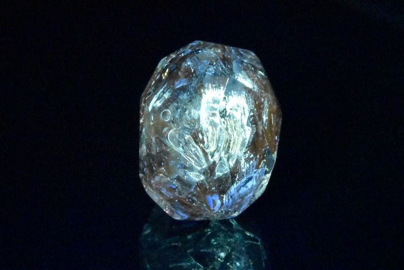 材質オイルインクォーツ(石油入り水晶) 18x14mm 産地：パキスタンサイズ約18x14mm重さ約4.4g特徴・意味パキスタン産のオイルインクォーツ(石油入り水晶)は、透明感のある水晶の中に神秘的な内包物を宿した、AAAグレードならではの美しい品質が魅力です。 光の加減によって表情を変え、UVライトのもとでは幻想的な発光をお楽しみいただけます。 自然が生み出した希少な景色を感じられる、コレクションにもおすすめのアイテムです。ブラックライトを当てるとオイルの部分が青緑に光る不思議な石オイルインクォーツ。水晶が成長していく過程で蛍光性をもった美しいイエローのオイル（石油）が取り込まれ生成された非常に希少な石です。長波の紫外線や「ブラックライト」を照射することにより、石油部分が蛍光します。この現象を蛍光反応といい、石油の品質や油徴の程度、油の比重を推定することができます。LS::0000-N.A002004k