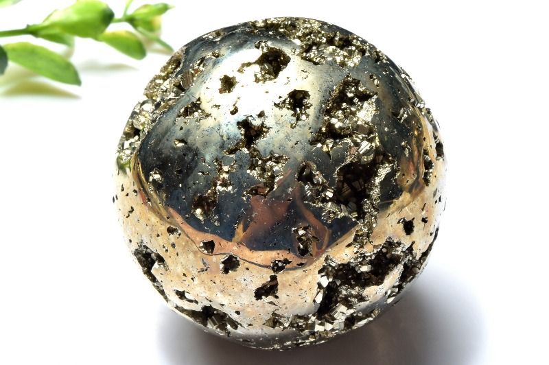 材質パイライト 51mm 産地：ペルーサイズ約51mm重さ約270g特徴・意味キラキラとゴールド真鍮色に輝く結晶が美しいです。魔除けをお探しの方にもおすすめです。パイライトは、火山活動の活発な場所で形成されます。和名を「黄鉄鉱（おうてっこう）」と言い、鉄と硫黄からできている硫化鉱物です。結晶は人工的に作られたかと思えるほどに整った、キュービックと呼ばれる六面体や八面体で産出します。カット後のような美しい結晶として産出されるため、原石のまま観賞用としても用いられます。真鍮に似た色を持ち、外観も質感も金属のような石となっています。【金運・仕事運】【厄除け】SP::0000-N.A004006k