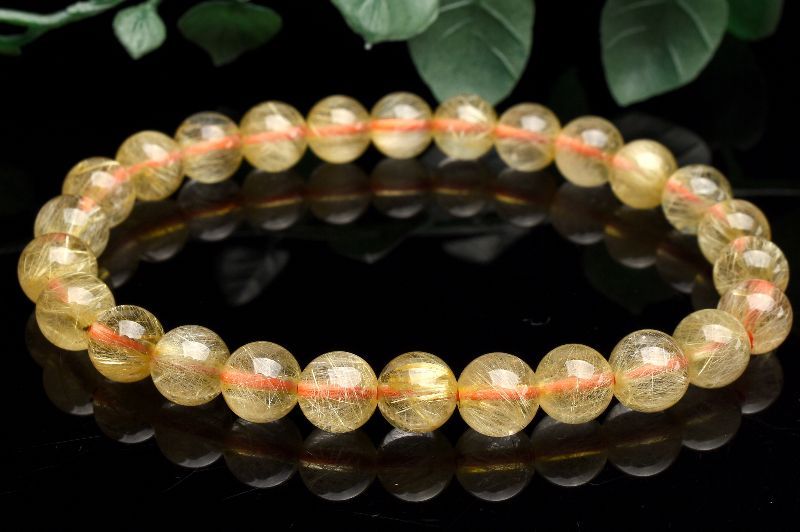材質ゴールドルチルクォーツ 7mm 産地：ブラジルサイズ約7mm(±0.5mm)腕周り約15.5cm(伸縮性あり)重さ約13g特徴・意味AAAグレードならではの美しさを備えた、ゴールドルチルクォーツです。 高い透明度の水晶の中に、繊細な金針が軽やかに入り、上品で洗練された表情をお楽しみいただけます。 華やかさがありながらも繊細さを感じさせ、装身具やコレクションにも映える魅力的なアイテムです。ルチルは金紅石と呼ばれる二酸化チタン鉱物のひとつ。同質異像鉱物とされるアナテースやブルッカイトと、花崗岩ペグマタイトや火成岩、変成岩中に共産します。正方晶系に属する結晶が柱状になり、稀に双晶で見られることがあり、これがクォーツに含有されるとルチルクォーツになります。【恋愛運】【人間関係】【金運・仕事運】【安産・子宝】BL::0607-N.A004006k