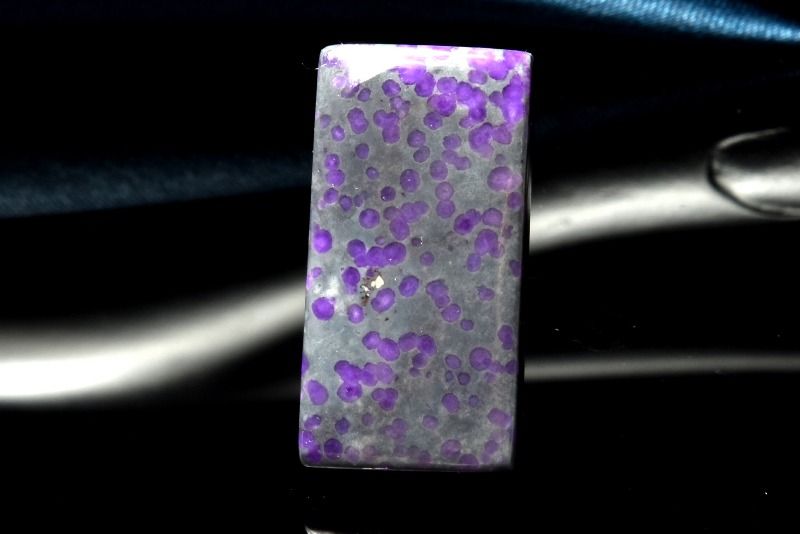 材質スギライト(杉石) 20x10mm 産地：南アフリカサイズ約20x10mm重さ約2.5g特徴・意味深みのある紫色が美しく映える、スギライト（杉石）です。 AAAAAグレードならではの洗練された表情が、石そのものの上質感を引き立てます。 高発色の鮮やかな色彩は存在感があり、装いに気品あるアクセントを添えてくれます。 希少石としても知られるスギライトの魅力を、上品にお楽しみいただけるお品です。スギライトは、和名を「杉石（すぎせき）」と言い、日本で発見されて、鉱物として認定された石です。ラリマーやチャロアイトと同様に「世界3大ヒーリングストーン」の1つとされています。「20世紀に発見された鉱物の中でもっとも癒しの力を持つ石」と言われています。スギライトは「癒し効果」がとても強力なストーンで、身体の各組織の活性化を促してくれます。また、心理面においても「高いリラックス効果」が期待できるストーンです。【癒やし】【厄除け】LS::0000-N.A002004k