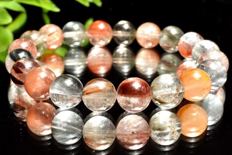 材質ラビットヘアールチルクォーツ 10mm 産地：ブラジルサイズ約10mm(±0.5mm)腕周り約16cm(伸縮性あり)重さ約27g特徴・意味多彩な色合いのラビットヘアールチルクォーツが織りなす、上品で華やかな印象のブレスレットです。アンフィボールインクォーツは、水晶（クォーツ）の中にアンフィボール（角閃石）が内包されたクリスタルです。ネフライトやアクチノライトなど角閃石を含有するクリスタルを始め、角閃石グループには180種を超える鉱物があるとされますが、このアンフィボールインクォーツもこの角閃石グループに属するクリスタルになります。色味は白色や透明のものが有名ですが、他に含まれる鉱物によって赤色、茶色、オレンジ色、黄色など様々な色味を見せてくれます。特に、ヘマタイトが含有されたアンフィボールインクォーツは燃えるような赤色に発色するため、良く知られている白色のアンフィボールインクォーツとは別物だと勘違いされる方もいるぐらいです。アンフィボールインクォーツは、内包されているアンフィボールによって羽のような、細い繊維のようなものが水晶の中に入っているように見えるクリスタルです。特に白色のものは、羽毛のような天使の翼のようなものにも見えることから、「エンジェルクォーツ」、「エンジェルファントムクォーツ」の名で呼ばれることもあります。