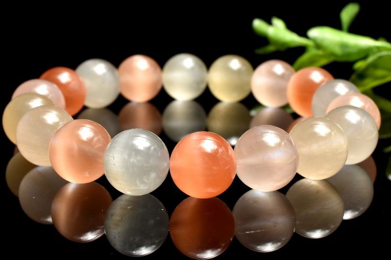 材質ラビットヘアールチルクォーツ 11.5mm 産地：ブラジルサイズ約11.5mm(±0.5mm)腕周り約17cm(伸縮性あり)重さ約38g特徴・意味やわらかな光を宿すラビットヘアールチルクォーツのブレスレット、マルチカラーの彩りと上品なキャッツアイ効果が魅力です。アンフィボールインクォーツは、水晶（クォーツ）の中にアンフィボール（角閃石）が内包されたクリスタルです。ネフライトやアクチノライトなど角閃石を含有するクリスタルを始め、角閃石グループには180種を超える鉱物があるとされますが、このアンフィボールインクォーツもこの角閃石グループに属するクリスタルになります。色味は白色や透明のものが有名ですが、他に含まれる鉱物によって赤色、茶色、オレンジ色、黄色など様々な色味を見せてくれます。特に、ヘマタイトが含有されたアンフィボールインクォーツは燃えるような赤色に発色するため、良く知られている白色のアンフィボールインクォーツとは別物だと勘違いされる方もいるぐらいです。アンフィボールインクォーツは、内包されているアンフィボールによって羽のような、細い繊維のようなものが水晶の中に入っているように見えるクリスタルです。特に白色のものは、羽毛のような天使の翼のようなものにも見えることから、「エンジェルクォーツ」、「エンジェルファントムクォーツ」の名で呼ばれることもあります。