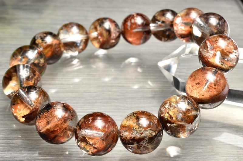 材質エレスチャルクォーツ 13mm 産地：ヒマラヤサイズ約13mm(±0.5mm)腕周り約16.5cm(伸縮性あり)重さ約49g特徴・意味ヒマラヤ産エレスチャルクォーツにライモナイトが共生した、高品質ならではの奥行きある表情が魅力のブレスレットです。地球最高のパワースポットとされるヒマラヤ山脈で採掘されます。標高が高く一年中雪に覆われる厳しい寒さと地震の恐れのある山域に、何日もかけて山を登っては原石を採掘し、また何日もかけて下山するという、命がけの作業を経ております。流通量が少なく大変希少で、とても人気があります。