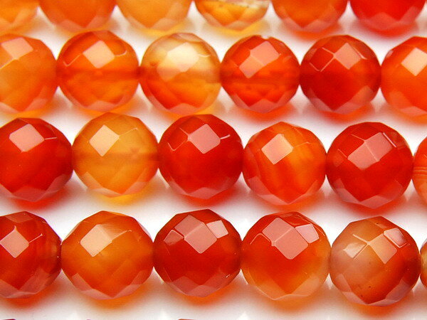 石についてカーネリアン ( carnelian ) は 、 和名 を 玉髄 ( ぎょくずい ) といい 美しい オレンジ 色 の 半透明 の メノウ を 指す 天然石 の 名前 です。 六方晶系 に 属し カルセドニー の 中でも 網目 模様 の 無い 鉱物 をこう 呼びます 。 モース硬度 は 7 。 下腹部 の チャクラ を 強め 、 人生 に 恋愛 や 楽しみ を もたらす ヒーリング ストーン です 。 主 な 産地 は ブラジル 、 ウルグアイ 、 インド 、 インドネシア など。 クラスター 、 セージ 、 月光浴 、 浴水 による 浄化 が おすすめ 。 ブレスレット など アクセサリー として 常 に 身につけて おきたい パワーストーン です。材質カーネリアン（64面カット）10mm重さ約60g特徴・意味美しいオレンジ色の半透明のメノウをカーネリアンと呼びます。しかし、メノウといっても、カーネリアンのエネルギーは決して保守的でも消極的でもありません。極めてバランスがとれているといえます。カーネリアンは「下腹部のチャクラ」を強め、人生に恋愛や楽しみをもたらすといわれています。トルマリンと同じように電気的なエネルギーが豊富にあるため、ヒーリングの効果はとても高く、スポーツの試合、武道や瞑想などにもプラスの効果を引き出します。しかし、もっとも効果的に働くパワーは、レジャーと恋愛の分野です。その楽しみ方はまるで子供のように無邪気で、ときには残酷で純粋。自分の欲しいおもちゃは『素直に欲しい』というし、どんなに欲しがっていたおもちゃでも、飽きてしまえば、悪意もなく捨ててしまう。まったくもって天性のエピキュリアンといえるでしょう。