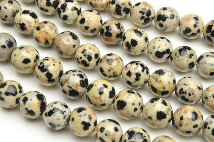 石についてジャスパー ( jasper ) は 、 和名 を 碧玉 ( へきぎょく ) といい 褐色 、 赤色 、 黄色 など 素朴 な 美しさ を 持つ 天然石 です。 六方晶系 に 属し アゲート や カルセドニー と 同じ 石英質 の 鉱物 です。 モース硬度 は 7 。 大地 の 持つ ような 落ち着いた エネルギー を 持ち 正直 で 素直 な 心 を 育む ヒーリング ストーン です 。 主 な 産地 は インド 、 ベネズエラ など。 クラスター 、 セージ 、 太陽光浴 、 月光浴 、 浴水 による 浄化 が おすすめ 。 ブレスレット など アクセサリー として 常 に 身につけて おきたい パワーストーン です。材質ダルメシアンジャスパー6mm重さ約21g特徴・意味ダルメシアンジャスパーは、その名の通りダルメシアン犬のような模様を持つ石です。正式名はアプライトといい石英、長石、雲母の集合した半花崗岩といわれ、等粒状の完晶質の火成岩です。黒い斑点がとても個性的で、他の石にはない魅力を持っています。「戒めの石」といわれ、自分自身を見つめ直して、ネガティブな思考からの脱却を助け、精神を鍛えて目標の達成に力を貸してくれるといわれます。