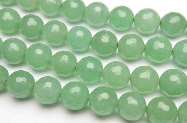 石についてアベンチュリン ( aventurine ) は 、 和名 を 砂金水晶 ・ 砂金石英 といい、新緑 のような 緑色 の 美しい 天然石 です。 六方晶系 に 属し 、 インド で 多く 産出 される ことから インド翡翠 ( ヒスイ ) と 呼ばれる こともある 鉱物 です。 モース硬度 は 7 。 心身 や オーラ に 溜まった エネルギー の 汚れ を 浄化 してくれる 、 森林 を 思わせる ヒーリング ストーン です 。 クラスター 、 セージ 、 太陽光 、 月光浴 、 浴水 による 浄化 が おすすめ 。 ブレスレット など アクセサリー として 常 に 身につけて おきたい パワーストーン です。材質グリーンアベンチュリン 128面カット 12mm重さ約88g特徴・意味アベンチュリンは森林を思わせる癒しの石です。誰が持っても大丈夫で、どんな石とも上手くなじみやすい穏やかな石です。森の木々が二酸化炭素を酸素に変えていくように、心身やオーラに溜まったエネルギーの汚れを掃除して綺麗にしてくれます。その為、健康を維持、促進すると言う事において、とても役立つ石です。
