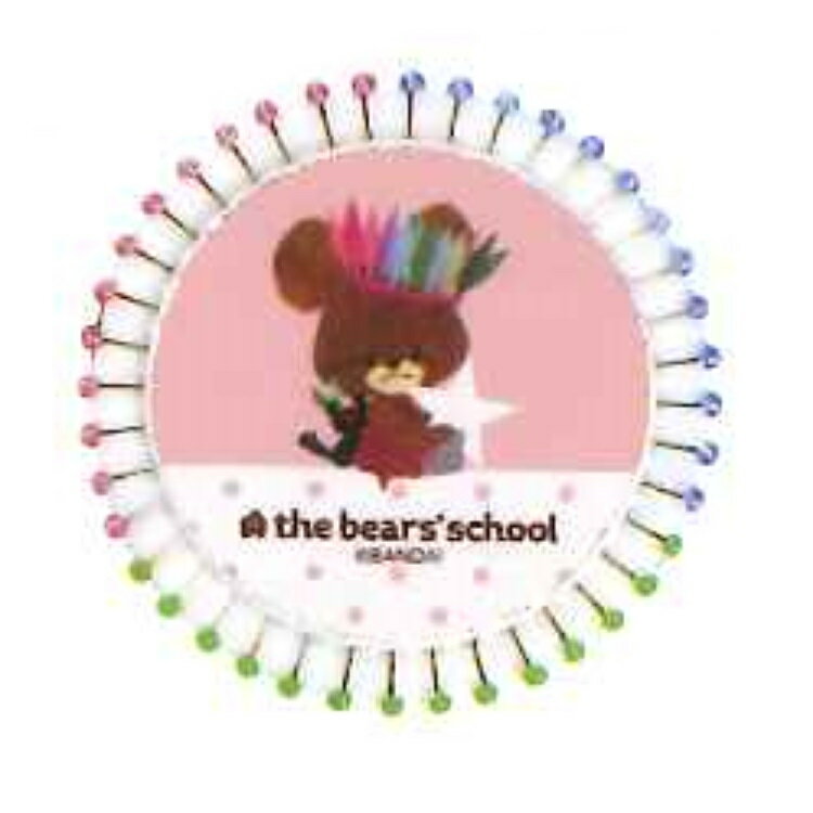 商品説明 〔the berar's school☆くまの学校〕 絵本が大人気のくまのがっこうから、洋裁ピンが登場です！あると便利なまち針のセット。ジャッキーのケースがキュートだよ♪ 仕様内容 【商品サイズ】H80×W80×D4mm 【パッケージサイズ】H135×W107×D4mm 【内　容】洋裁ピン：40本 【材　質】針：鋼線ニッケルメッキ 　　　　　ヘッド：ガラス 【生産国】日本 特記事項画像はあくまでも商品イメージになります。実際の商品と色や仕様が多少異なる場合がございます。 ※メーカー希望小売価格はメーカーカタログに基づいて掲載しています。