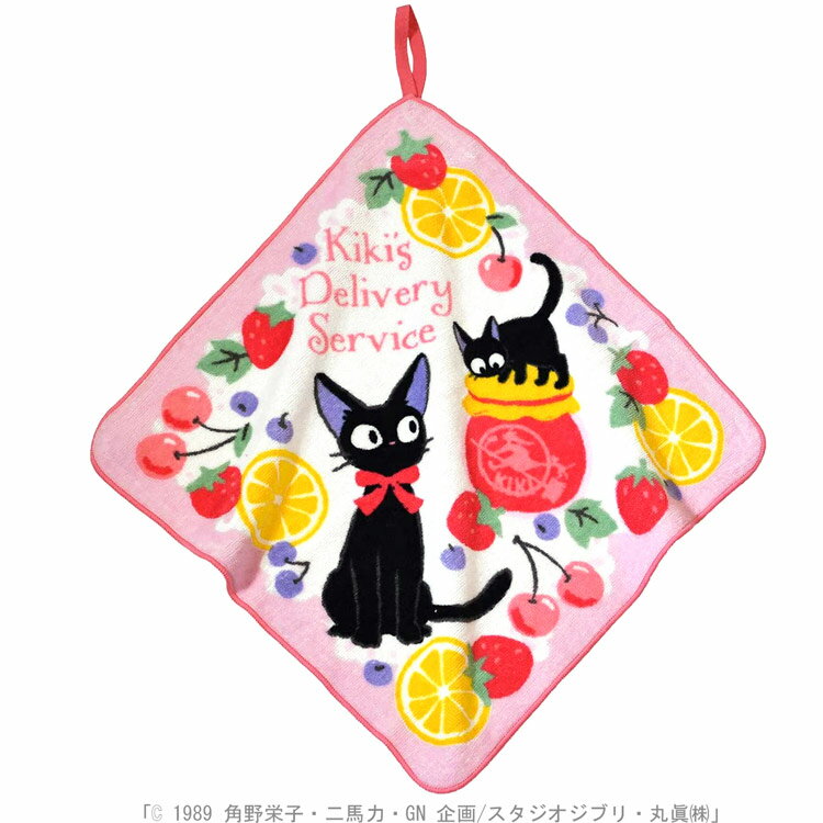 商品説明 〔Kiki's Delivery Service☆studio ghibli〕 仕様内容 【サイズ】約33×33cm 【素　材】綿100％ 【仕　様】シャーリング・染料プリント・裏面カラーパイル・制菌加工 【生産国】ベトナム 特記事項画像はあくまでも商品イメージになります。実際の商品と色や仕様が多少異なる場合がございます。 ※メーカー希望小売価格はメーカーカタログに基づいて掲載しています。