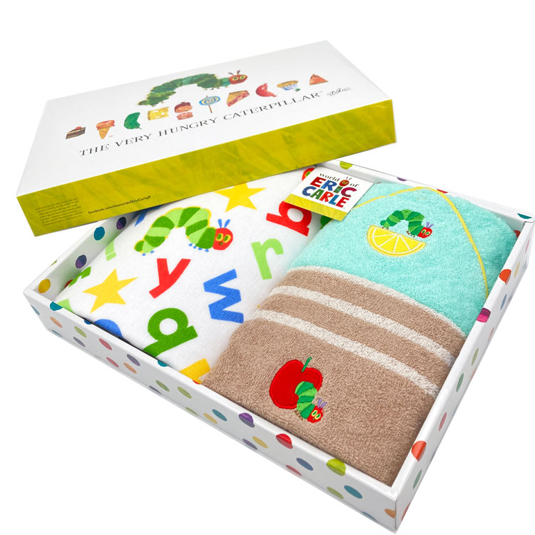 商品仕様かわいい箱に入ったタオルのギフトセットです！ 【サイズ】 フェイスタオル：約34×80cm ループ付ウォッシュタオル：約34×34cm 箱パッケージ：約27×35.8×5.5cm 【仕 様】 フェイスタオル(ブラウン)：21/1先染めドビー、ドビーヘム＋アップリケ刺繍 フェイスタオル(ホワイト)：30/1表ガーゼ、裏パイル、ズブ染めカラー+顔料プリント ループ付ウォッシュタオル：21/1後染めドビー＋ループ＋幅広メロー＋アップリケ刺繍 【内 容】フェイスタオル2種 各1枚、ループ付ウォッシュタオル1枚 【生産国】中国特記事項※画像はあくまでも商品イメージになります。実際の商品と色や仕様が異なる場合がありますので、予め御了承ください。 ※メーカー希望小売価格はメーカーカタログに基づいて掲載しています。