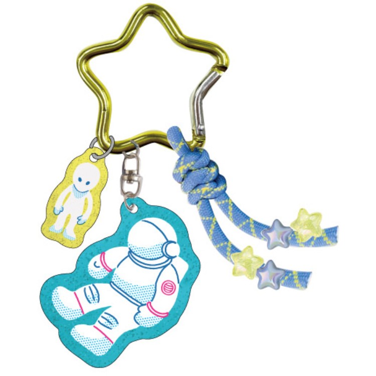 商品仕様【サイズ】 アクリルパーツ大：約W42×H65mm以内 アクリルパーツ小：約W35×H35mm以内 パラコード：約100mm 台紙：約W110×H170mm 【素材】アクリル・金属・ポリエステル（パラコード） 【生産国】中国特記事項※画像はあくまでも商品イメージになります。実際の商品と色や仕様が異なる場合がありますので、予め御了承ください。 ※メーカー希望小売価格はメーカーカタログに基づいて掲載しています。