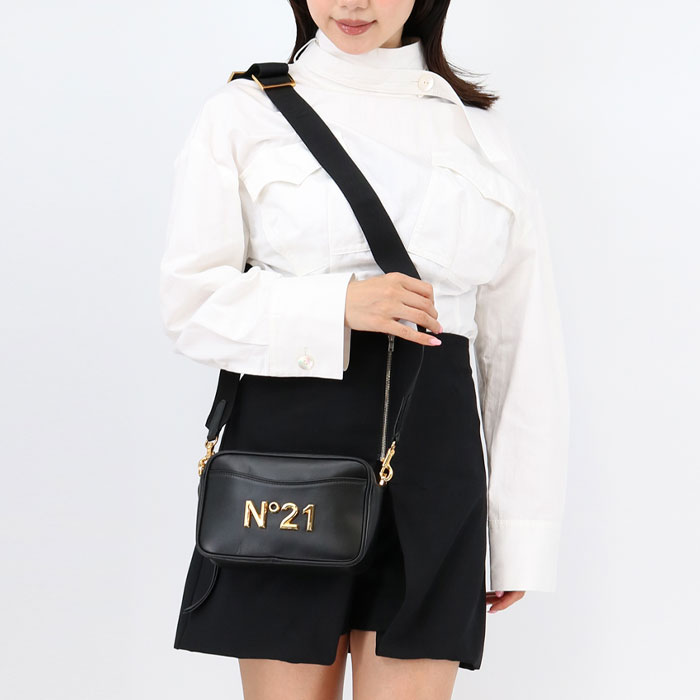 N°21 ヌメロヴェントゥーノ 22EBP0920TR01 N001 BLACK レザーロゴショルダーバッグ CAMERA BAG クロスボディ 斜めがけ No21/N21