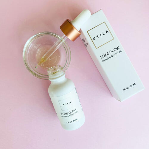 【初回お届け40％ OFF】 お得な定期便はこちら＞ メーカー UTILA 商品名 LUXE GLOW 美容オイル 内容量 30ml 商品説明 お肌が喜ぶオイルを贅沢にブレンド☆潤ってふっくらツヤ美肌 美容ブースターとして、クリームに混ぜて、ヘアケアに使い道いろいろ フレッシュなシトラスの香りにも癒されます ノンケミカル、化学物質無添加 【内容成分】 グレープシードオイル・クランベリーオイル・ポメグラネイトオイル・マルラオイル・パンプキンオイル・バオバブオイル・ホホバオイル・サンフラワーオイル・ボラージオイル・オレンジピールオイル・シトラスビターオレンジオイル・カレンデュラエキス・トコフェロール 使用方法 ・ お顔用美容液として ・ マッサージオイルとして ・ ヘア美容液として ・ 美容ブースターとして 適量（数滴）を優しく馴染ませてください。 製造国 アメリカ 輸入商品に関しまして ・アメリカ・ロサンゼルスより海外宅配便にてお届けします。（お届けまでに約7-10営業日程） ・通関時にかかる関税、輸入消費税は全て当社にて負担致します。安心してお買い物ください。 ・個人輸入扱いになりますので、個人での使用以外・商品の転売は法律で禁止されています。 ・商品価格は為替変動により予告なく変更となる場合がございます。 ご注意 ・天然由来の原料ですので、ロットにより色や香りにバラつきがあります。品質には問題ございませんので安心してご使用ください。 ・お肌との相性には個人差があります。ご使用前にパッチテストを行い、お肌に異常が無いか確認してからご使用ください。 ・直射日光が届くところは避けて置いてください。 ・目安として高温（約28℃以上）または低温（4℃以下）にならない所に保管してください。製品の劣化につながりますので、常温または涼しいところに置いて保管してください。 ・一度使用した後、長期間保管してからの再使用はお避けください。 ・効果には個人差がございます。 ・パッケージは予告なしに変更になる場合があります。 【注意事項】 ・当店でご購入された商品は、原則として「個人輸入」としての取り扱いになり、すべてアメリカ・ロサンゼルからお客様のもとへ直送されます。 ・ご注文後、5-7営業日以内に配送手続きをいたします。配送作業完了後、1週間程度でのお届けとなります。（国際メール便は2-3週間程度） ・個人輸入される商品は、すべてご注文者自身の「個人使用・個人消費」が前提となりますので、ご注文された商品を第三者へ譲渡・転売することは法律で禁止されております。 ・関税・消費税が課税される場合があります。詳細はこちらをご確認下さい。 ※只今、ローレットでは関税・消費税、当店負担キャンペーン中です