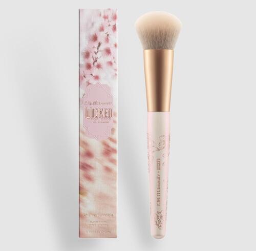 r.e.m. beauty × Wicked For Good チェリーブロッサム 　チーク ブラシ 映画 Wicked（ウィキッド） コラボ 　Wicked Cherry Blossom Blush Brush