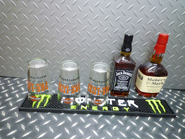 いつもテーブルがバー仕様のカッコイイテーブルに変身 アメリカン雑貨 アメリカ雑貨 モンスターエナジー バーマット グラスマット ロングサイズ バー おしゃれ パブ 輸入 エナジードリンク 価格交渉ok送料無料 アメリカ バーグッズ